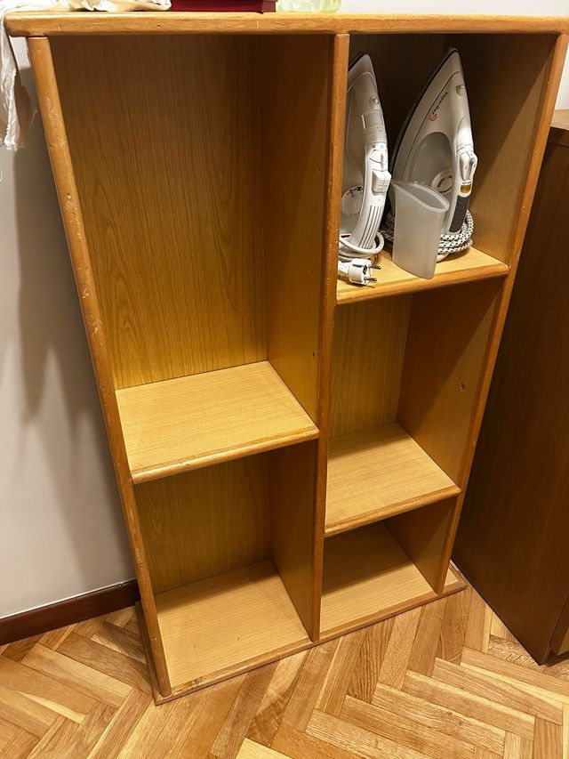 Estantería de madera y plástico