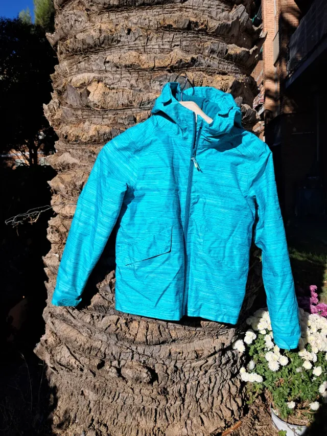 Chaqueta deportiva Quechua niño en muy buen estado