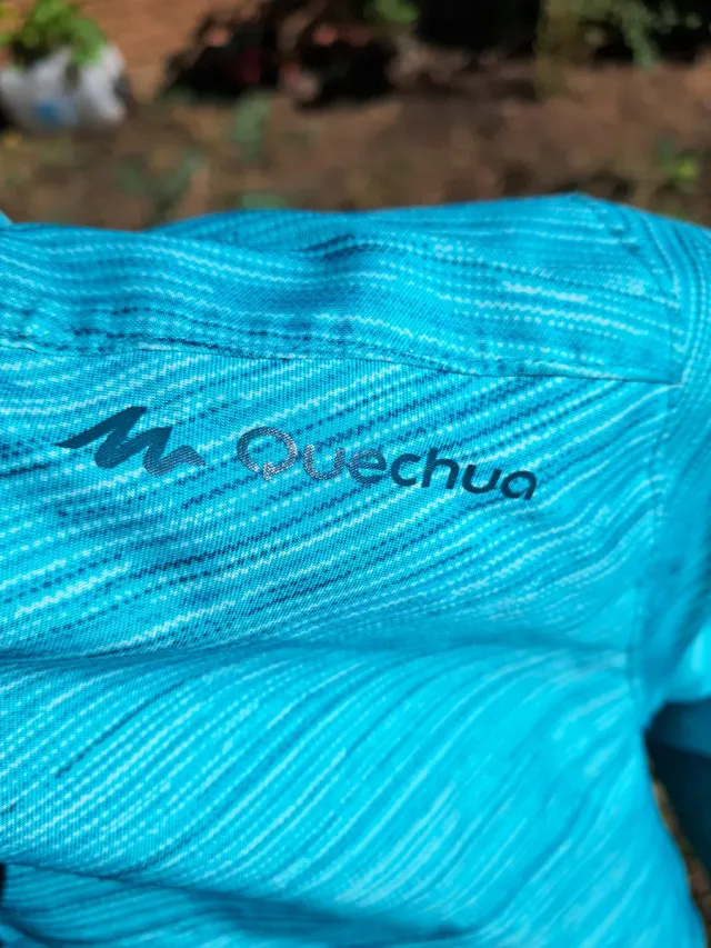 Chaqueta deportiva Quechua niño en muy buen estado