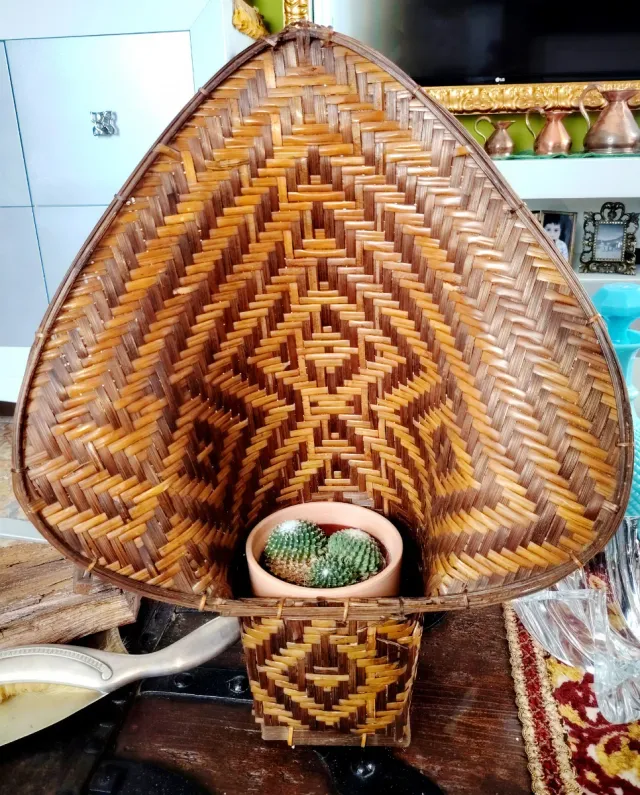 Jardinera vintage de mimbre/ratán