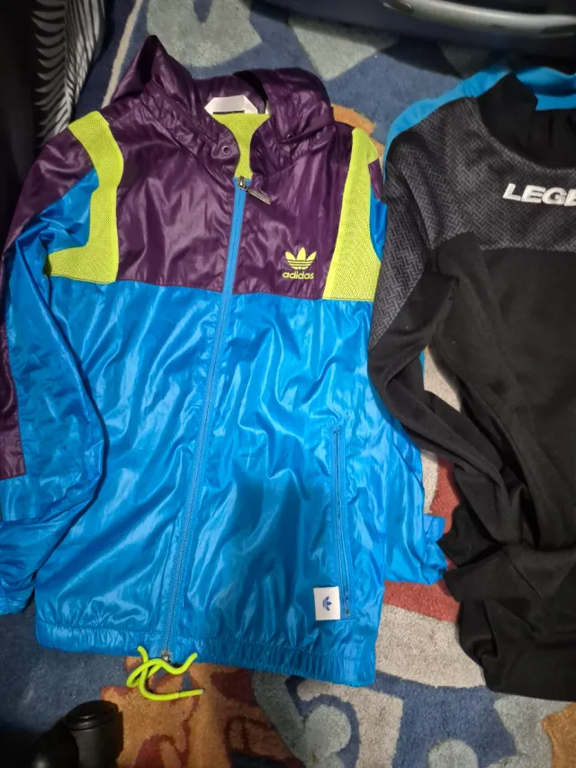 Chubasquero Adidas azul y morado