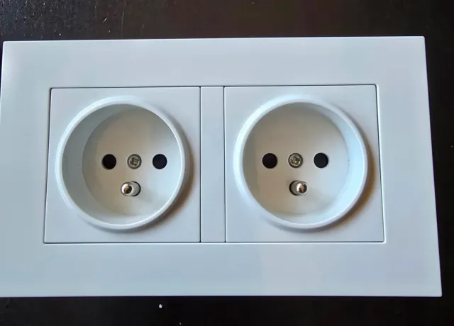 Toma de corriente doble blanca