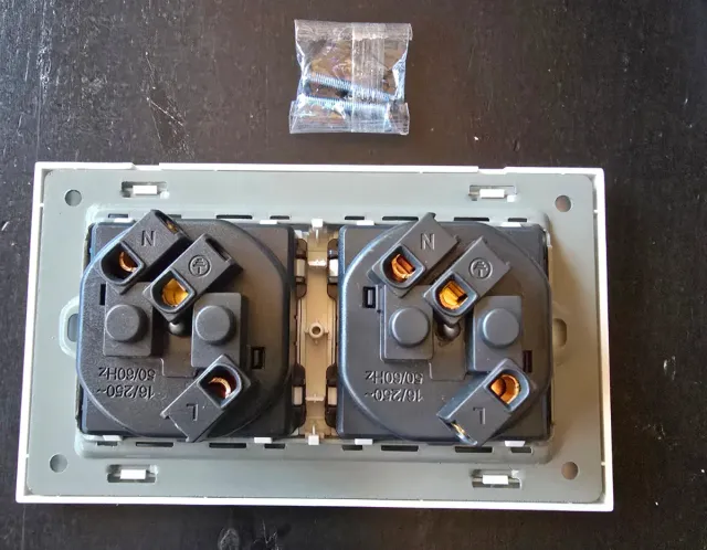 Toma de corriente doble blanca