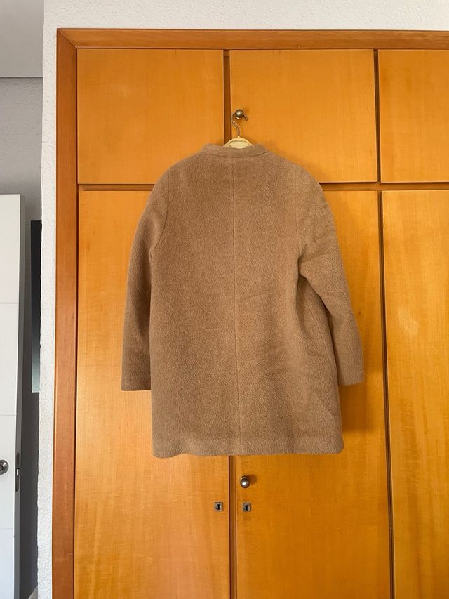 Abrigo pelo corto beige