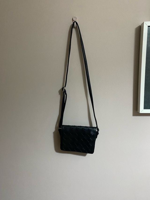Bolso pequeño negro.