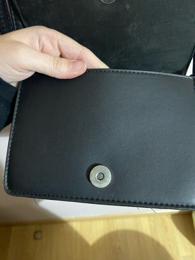 Bolso pequeño negro.