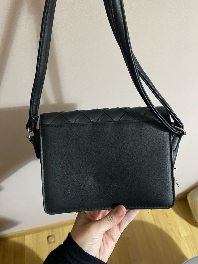 Bolso pequeño negro.