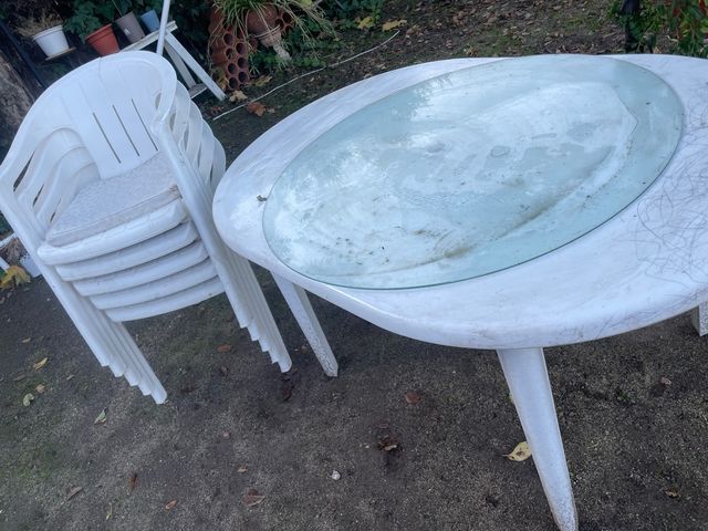 Mesa de plástico con 5 sillas