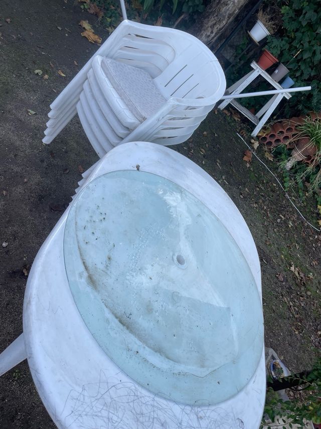 Mesa de plástico con 5 sillas