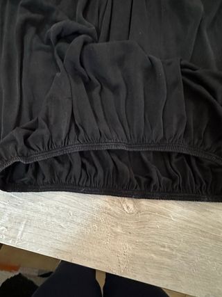 Top nero con dettagli gioiello