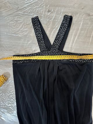 Top nero con dettagli gioiello