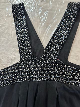 Top nero con dettagli gioiello