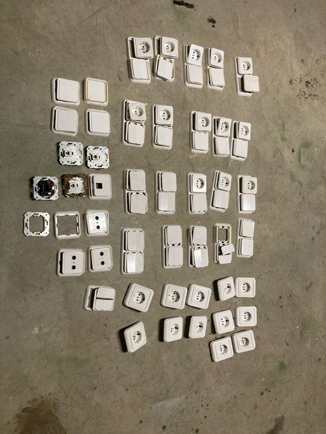 Marcos enchufes y conmutadores blancos . SIMÓN