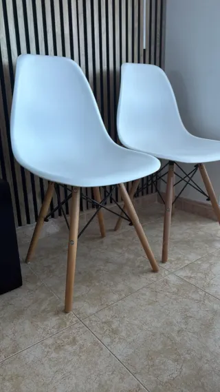 Sillas 5 blancas y 1 amarilla  65€