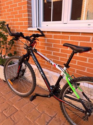 Bicicleta Rockrider Negra y Blanca