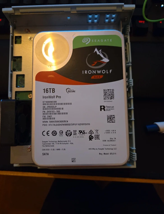 QNAP NAS com disco 16 TB