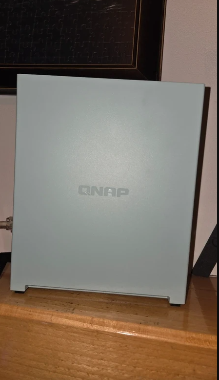 QNAP NAS com disco 16 TB