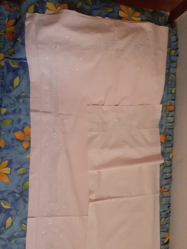 Juego sábanas algodón rosa bordadas en seda blanca