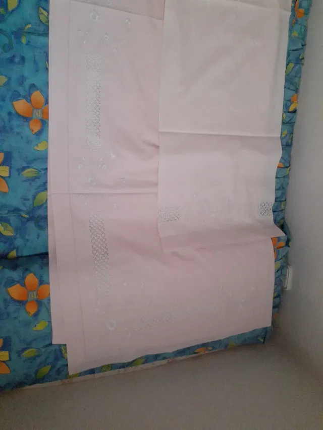 Juego sábanas algodón rosa bordadas en seda blanca