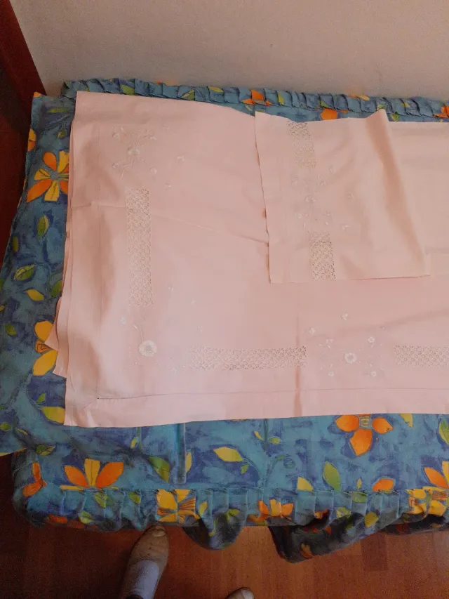 Juego sábanas algodón rosa bordadas en seda blanca