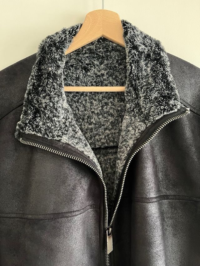 Chaqueta Adolfo Domínguez Negra de Piel Sintética.