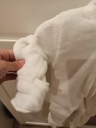 Buzo de bebé blanco con mapache