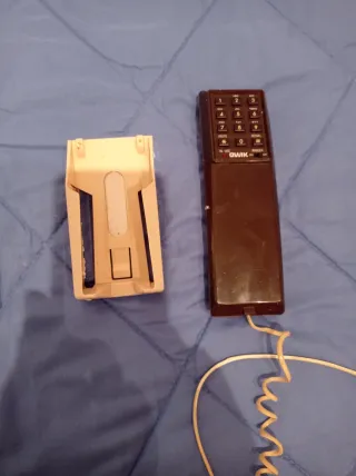 Teléfono antiguo beige y negro