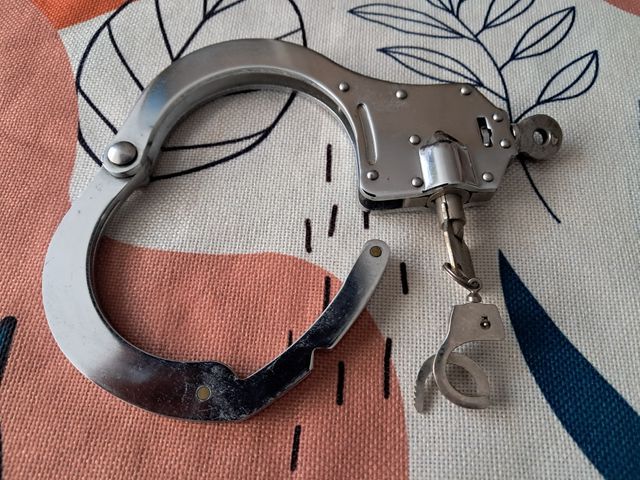 Esposa metálica candado con llave de cierre.