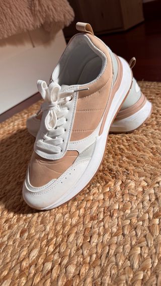 Zapatillas beige y blancas