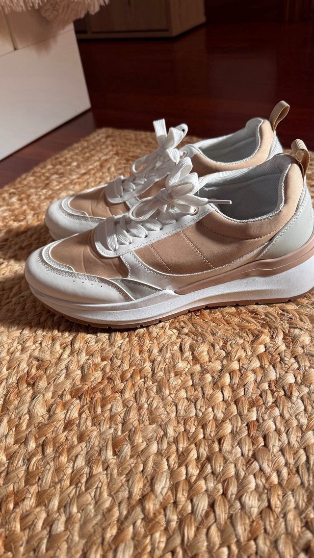 Zapatillas beige y blancas