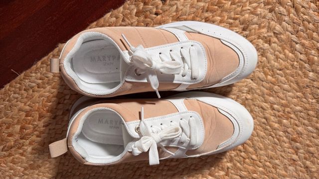 Zapatillas beige y blancas