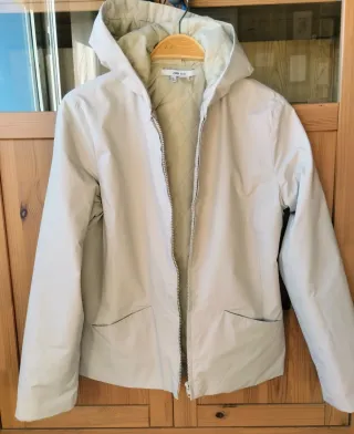 Chaqueta Zara con capucha beige