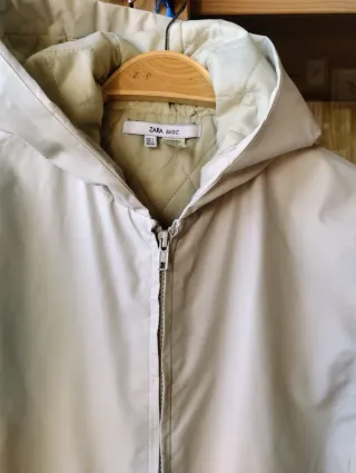 Chaqueta Zara con capucha beige