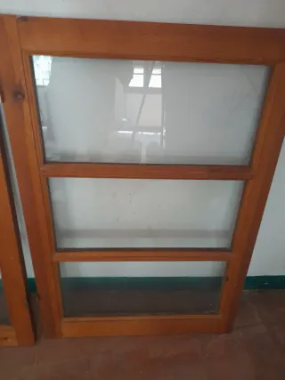 Ventana de madera con premarco