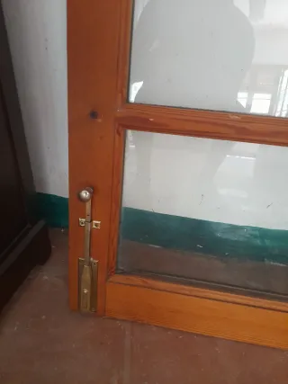 Ventana de madera con premarco