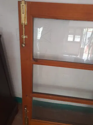 Ventana de madera con premarco