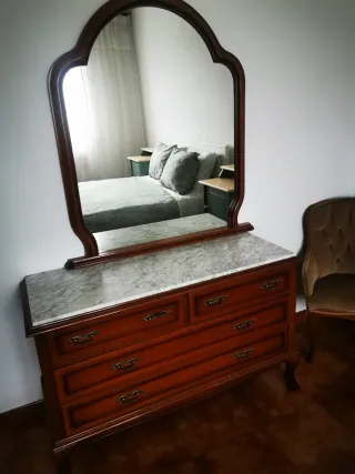 Cómoda vintage con espejo de madera