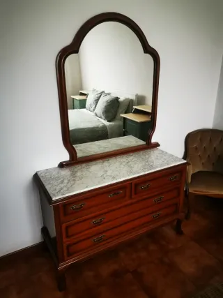 Cómoda vintage con espejo de madera