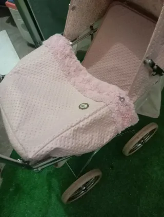 Carro de muñecas rosa con capota