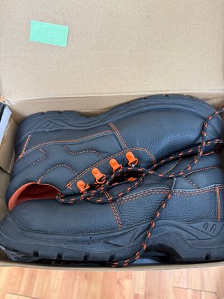 Zapatos de seguridad negros y naranjas