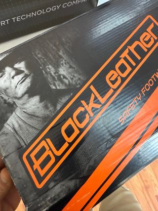 Zapatos de seguridad negros y naranjas