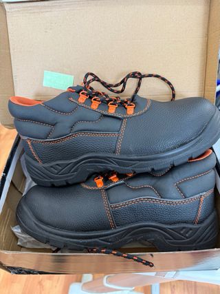 Zapatos de seguridad negros y naranjas