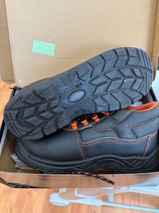 Zapatos de seguridad negros y naranjas