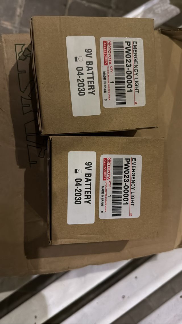 2 Luces  de emergencia Toyota PW023-00001