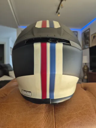 Casco Shoei Negro con Diseño Tricolor. Talla S