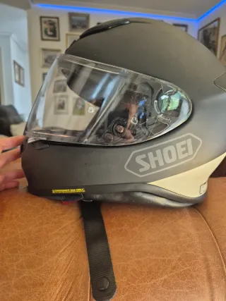 Casco Shoei Negro con Diseño Tricolor. Talla S