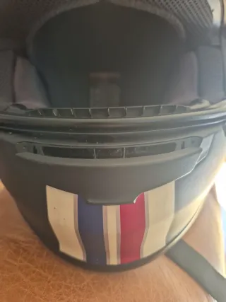 Casco Shoei Negro con Diseño Tricolor. Talla S