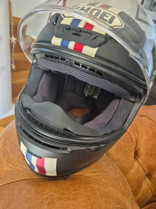 Casco Shoei Negro con Diseño Tricolor. Talla S