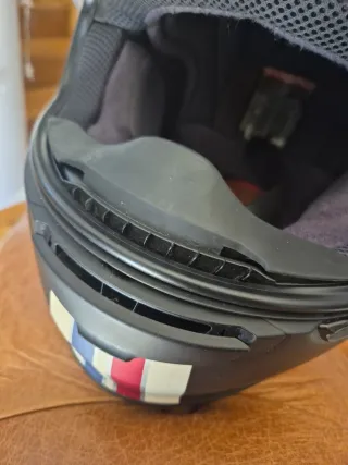 Casco Shoei Negro con Diseño Tricolor. Talla S