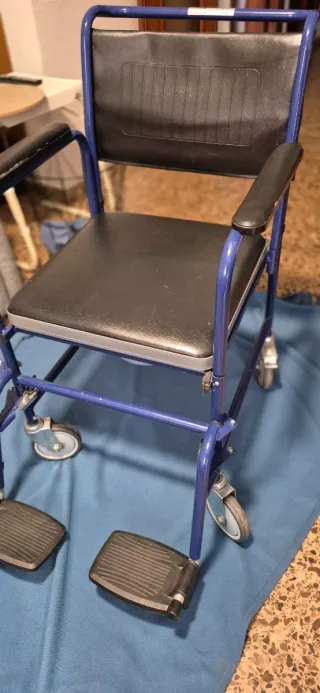 Silla de ruedas con movilidad reducida. Con WC.